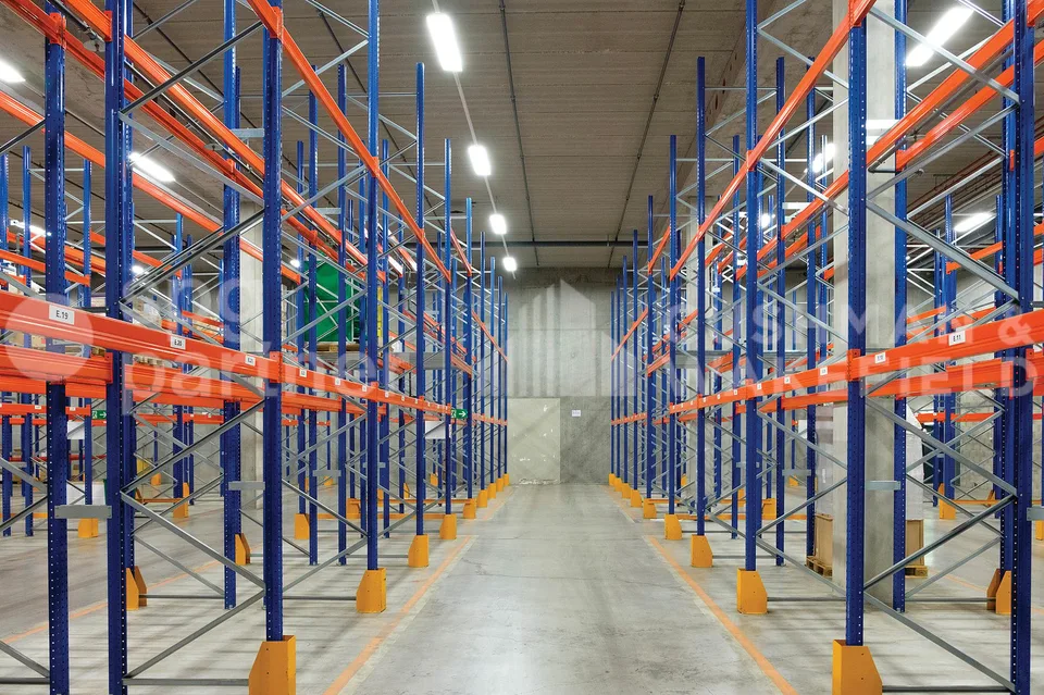 Grenet 21- Dépôts logistiques, ateliers artisanaux et bureaux modernes avec terrasse