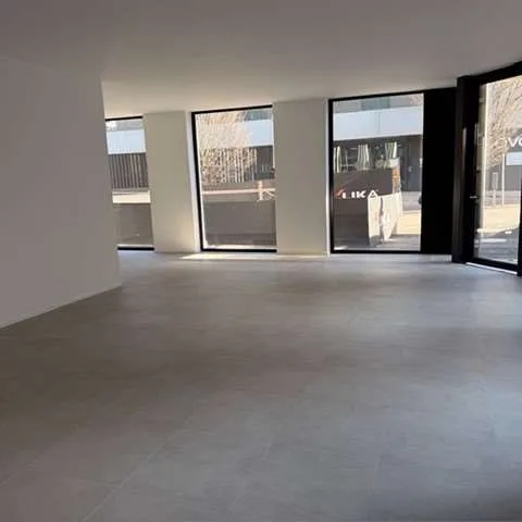 7 vitrines à hauteur totale - position stratégique - fort passage