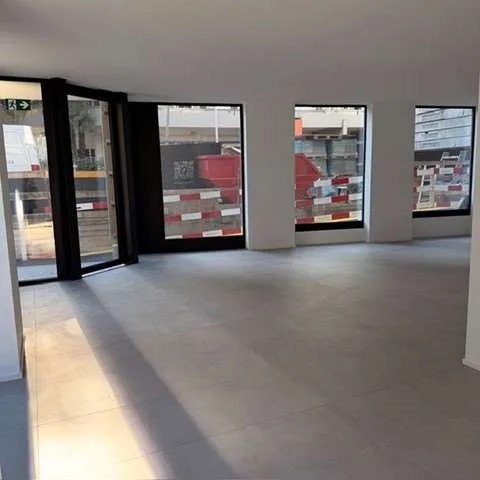 7 vitrines à hauteur totale - position stratégique - fort passage