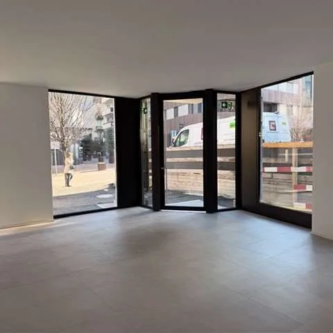 7 vitrines à hauteur totale - position stratégique - fort passage