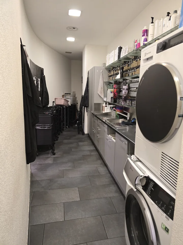 Salon de coiffure moderne à Schifflände recherche un successeur locataire – photo 6 sur 9