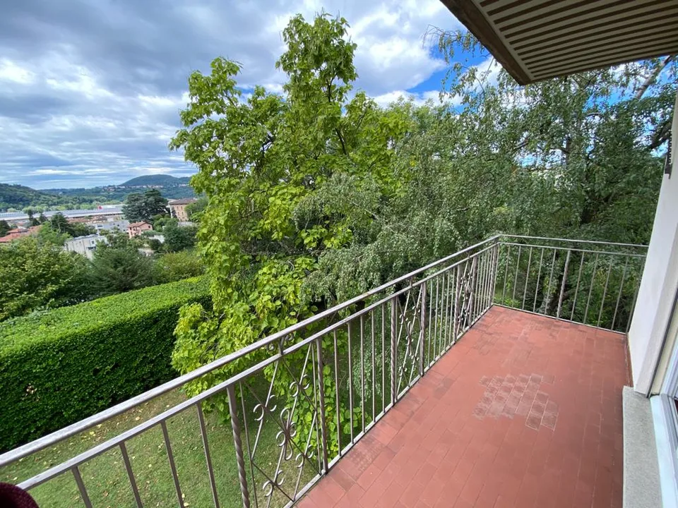 Helles 4.5-Zimmer-Apartment mit Balkon in Morbio Inferiore