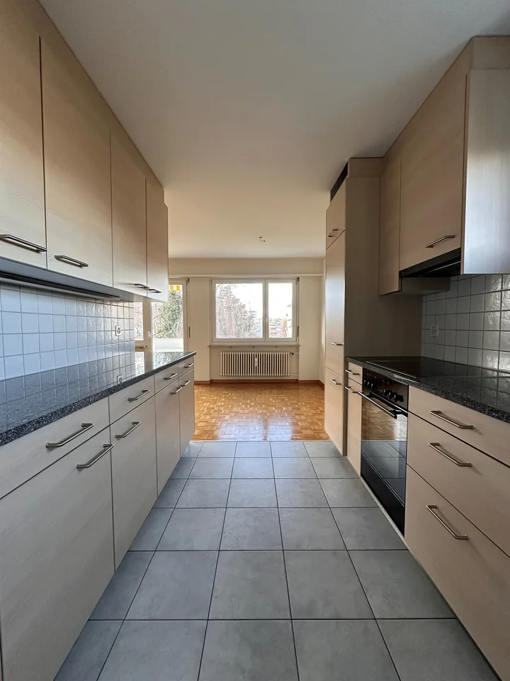Sonnige 4.5 Zimmer-Wohnung mit Balkon