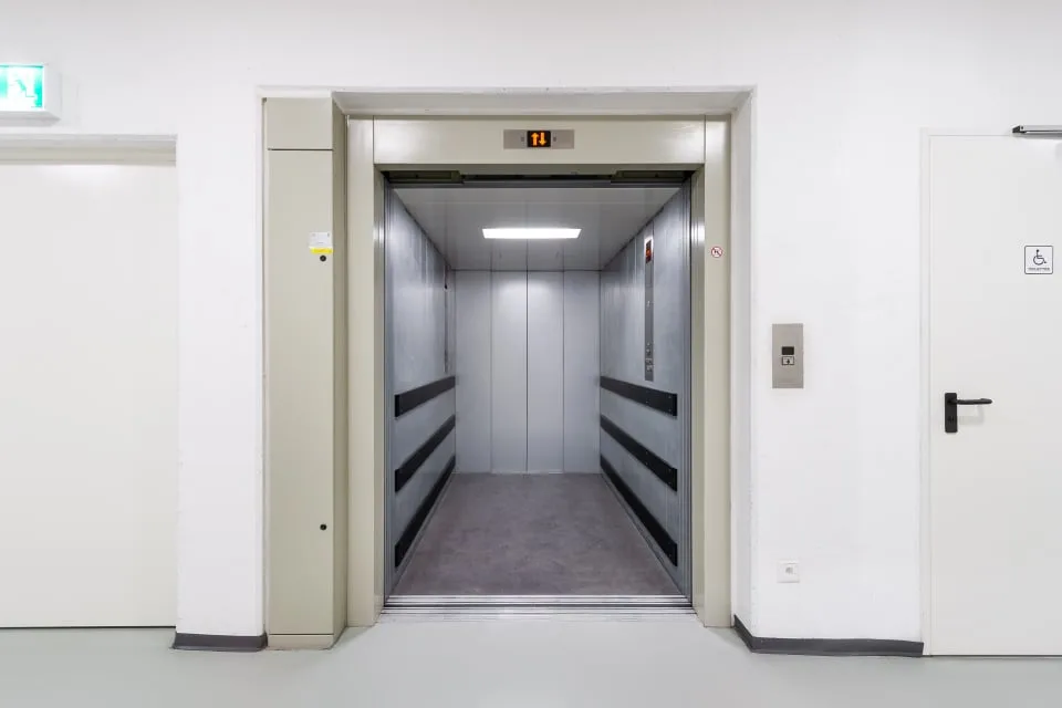 CADENAZZO - GRAND ENTREPÔT/LABORATOIRE DE 1'971 M² (REF. 104)