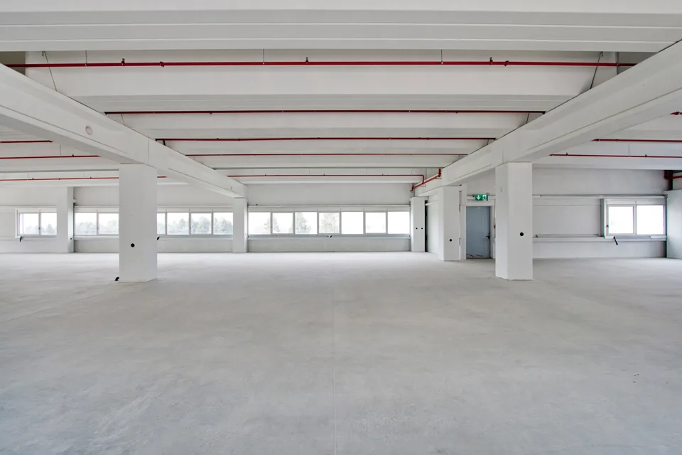 CADENAZZO - GRAND ENTREPÔT/LABORATOIRE DE 1'971 M² (REF. 104)