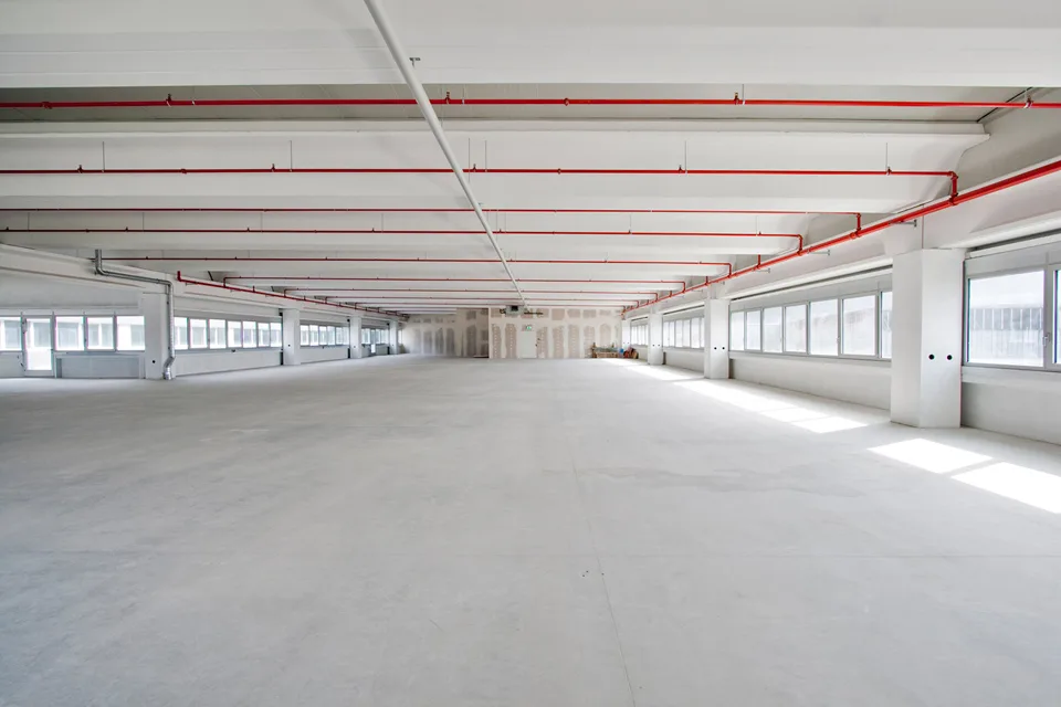 CADENAZZO - GRAND ENTREPÔT/LABORATOIRE DE 1'971 M² (REF. 104)