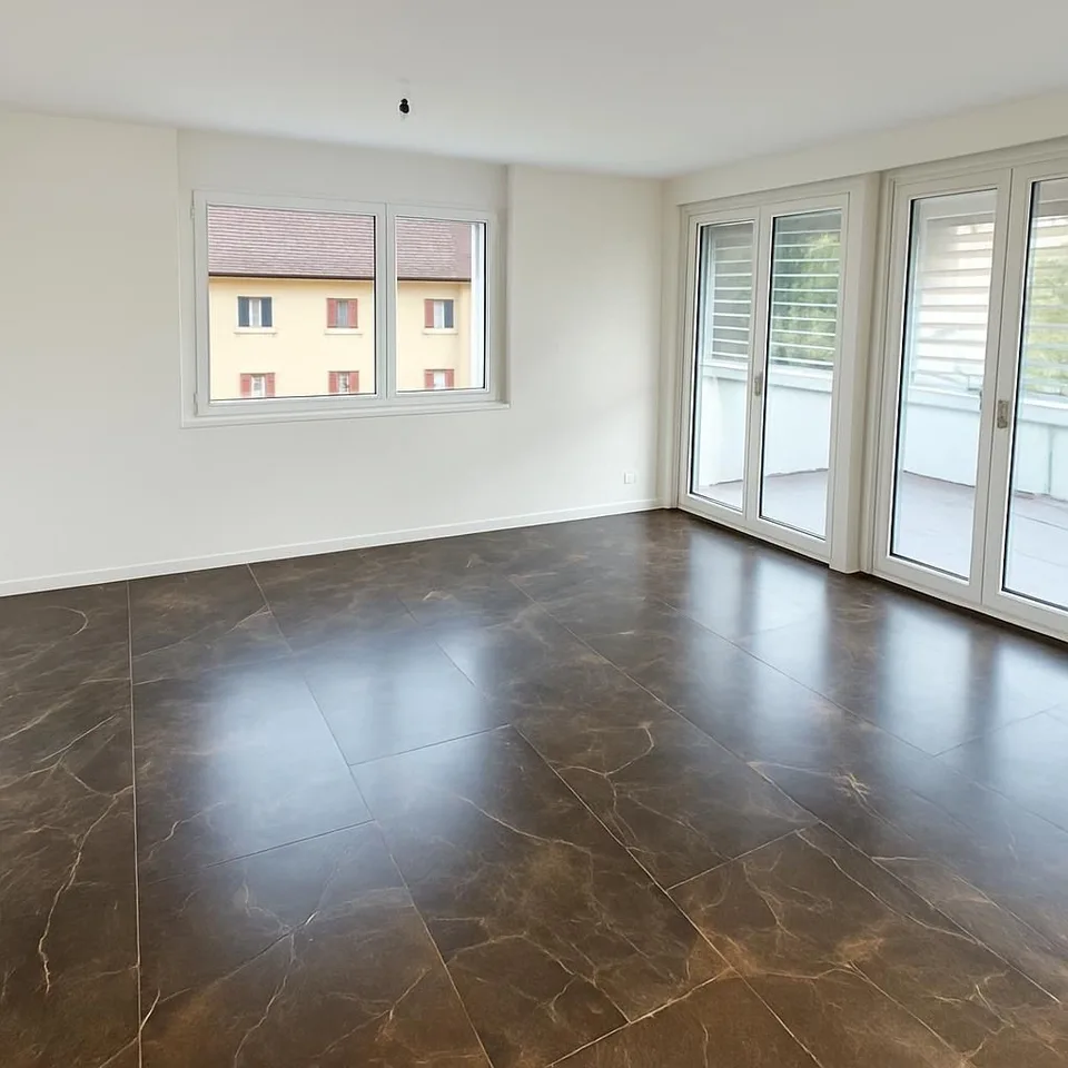 Appartamento attico esclusivo di 2,5 locali con grande terrazza a Studen
