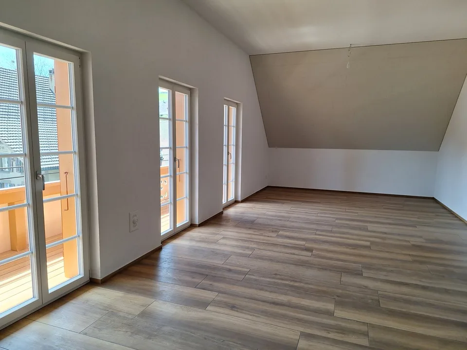 Grosse 3.5-Zimmer-Dachwohnung mit Balkon in Eriswil