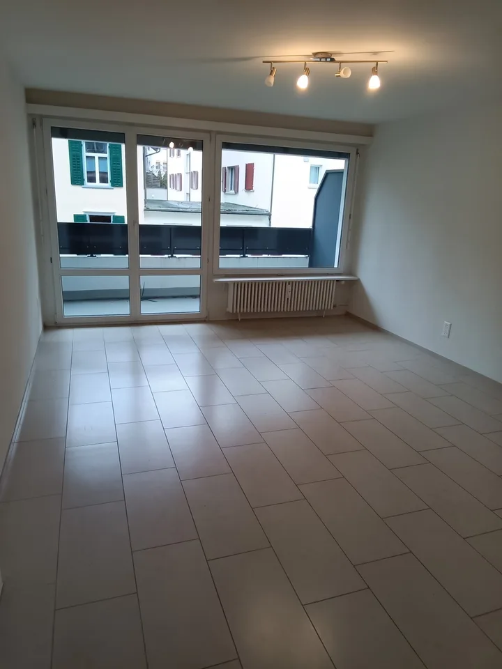 Spazio commerciale con piano originale da affittare