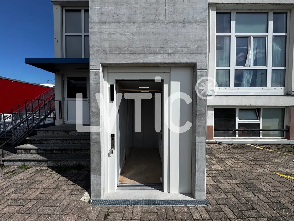 Locali, uffici di 230 m2 e terrazza di 70 m2 in affitto a Yverdon