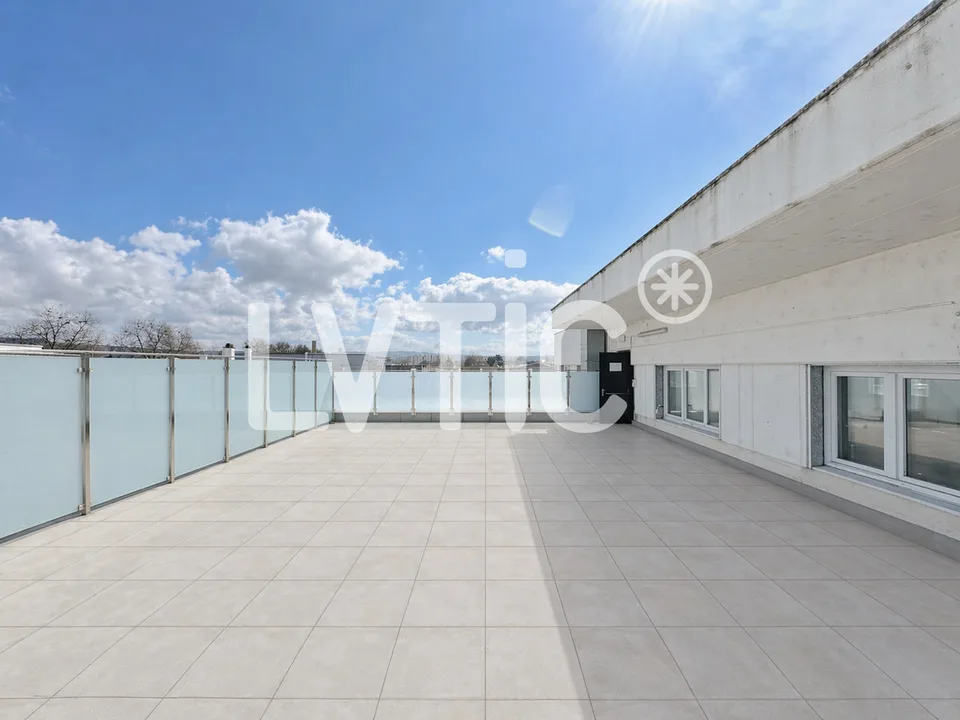 Locali, uffici di 230 m2 e terrazza di 70 m2 in affitto a Yverdon
