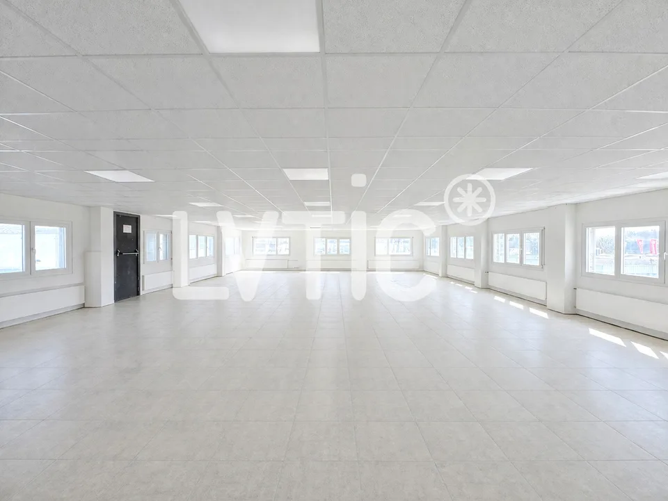 Locaux, bureaux de 230 m2 et terrasse de 70 m2 à louer à Yverdon