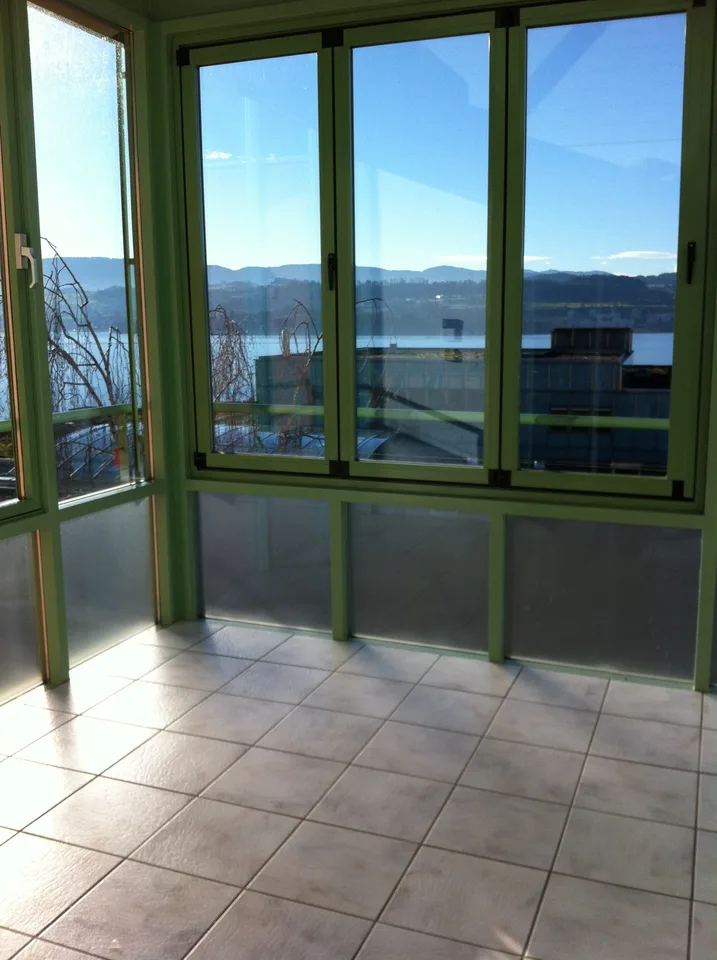Appartamento centrale, parzialmente ristrutturato di 3,5 locali con vista sul lago