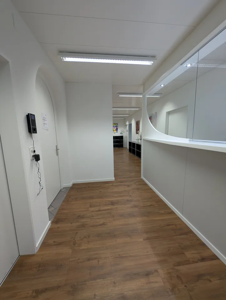 Espaces de bureau et commerciaux lumineux et modernes