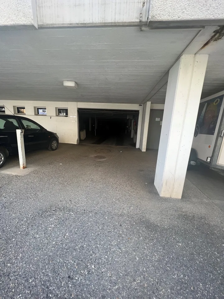 Plätze im Untergeschoss-Parkplatz und individuelle Garagen bereit zur Miete!