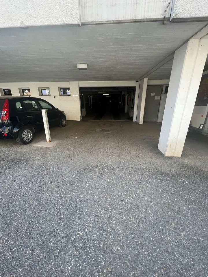 Plätze im Untergeschoss-Parkplatz und individuelle Garagen bereit zur Miete!