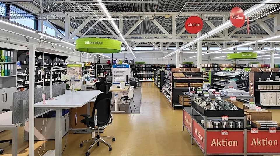Attractive sales area in an exciting neighborhood