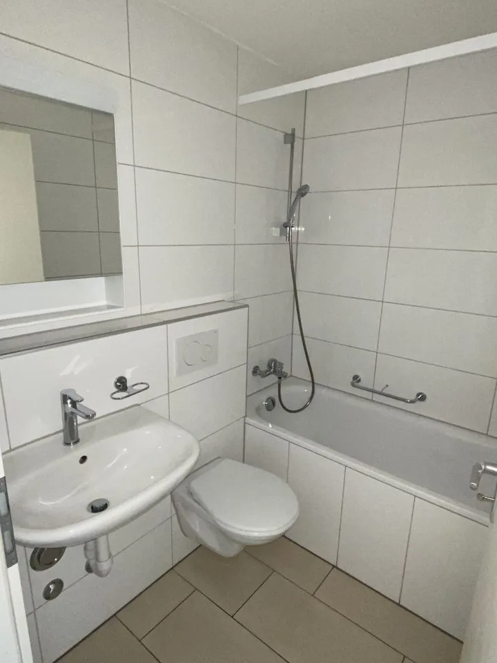 Charmantes 2.5-Zimmer-Wohnung mit Balkon in La Chaux-de-Fonds – Foto 6 von 8
