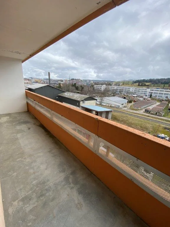Charmantes 2.5-Zimmer-Wohnung mit Balkon in La Chaux-de-Fonds – Foto 7 von 8