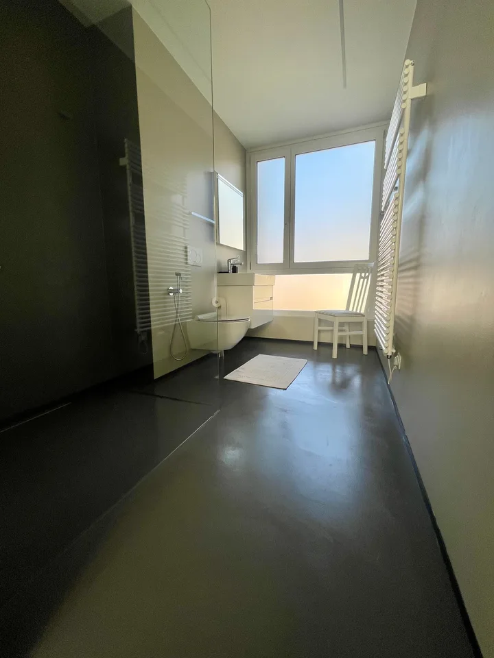 Modernes Dachgeschoss mit Möbeln in Chiasso – Foto 6 von 10