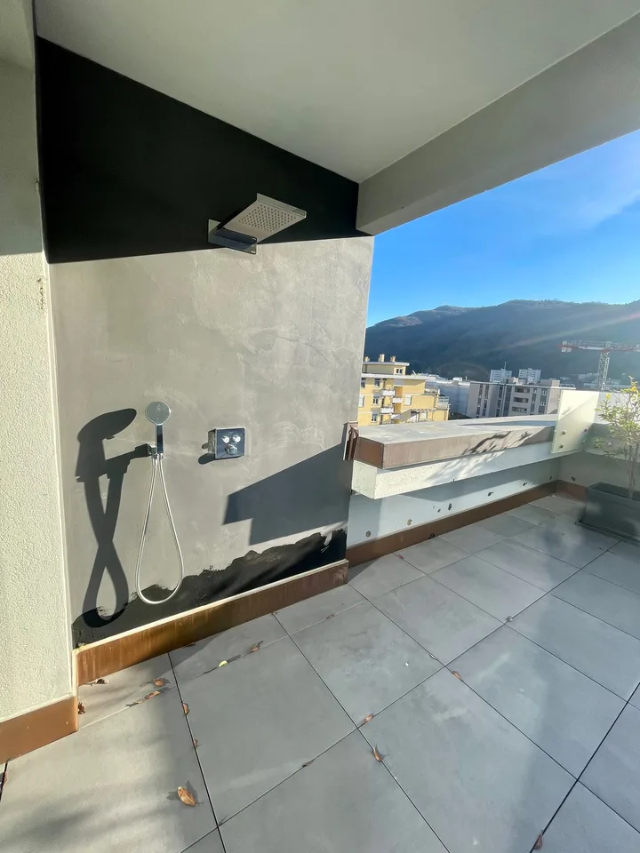 Modernes Dachgeschoss mit Möbeln in Chiasso – Foto 8 von 10