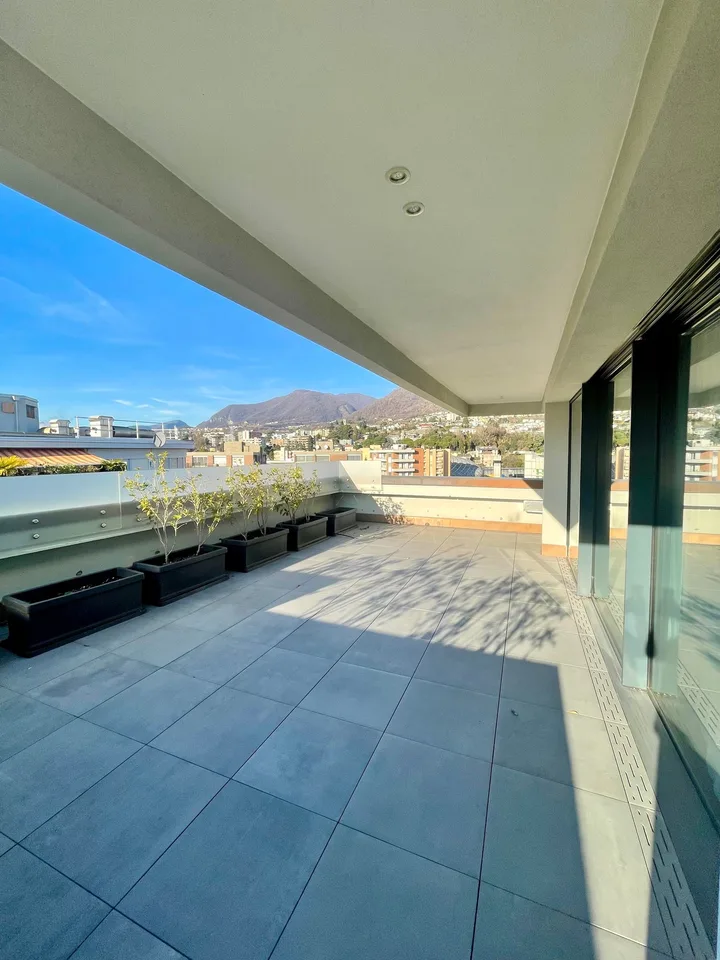 Modernes Dachgeschoss mit Möbeln in Chiasso – Foto 10 von 10