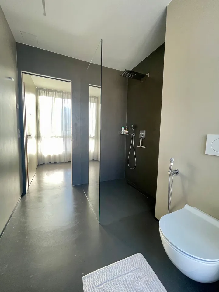 Modernes Dachgeschoss mit Möbeln in Chiasso – Foto 7 von 10