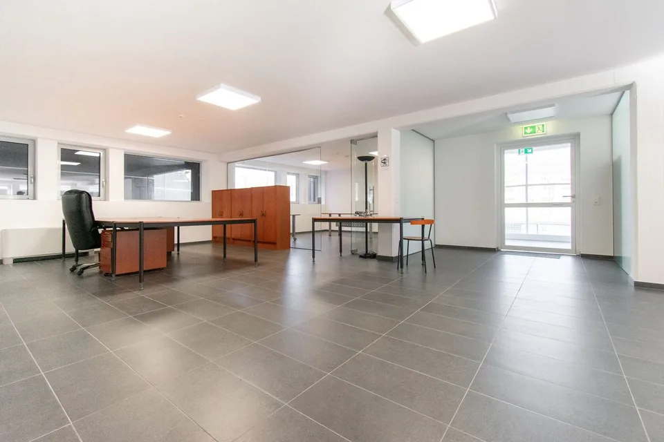 Spacious furnished office in strategic location