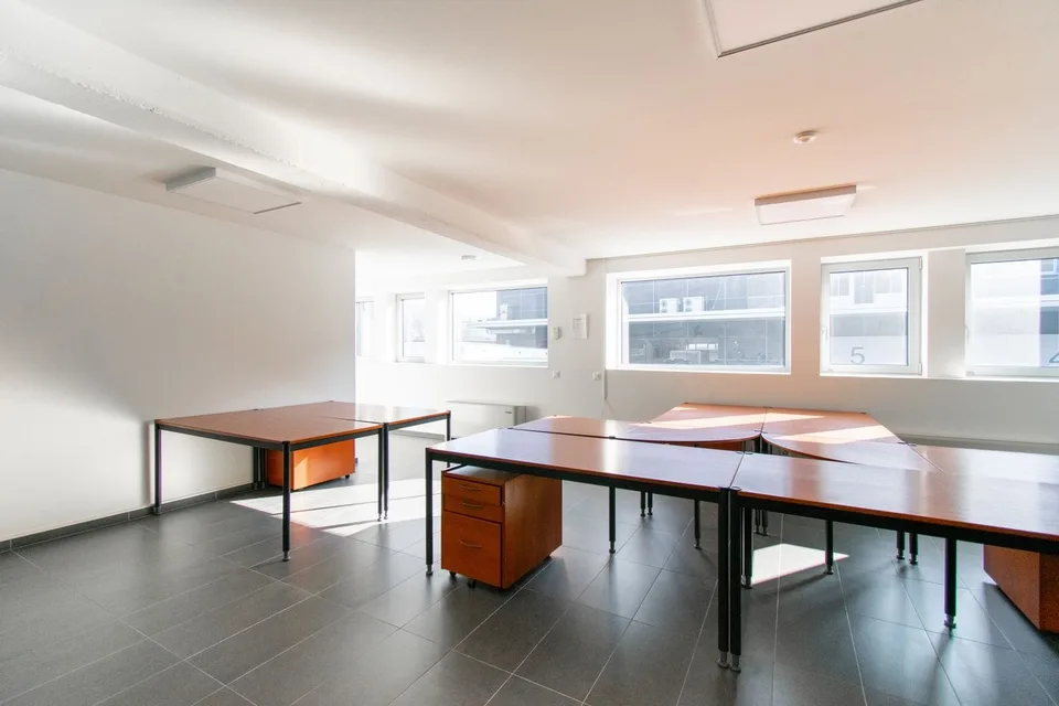 Spacious furnished office in strategic location