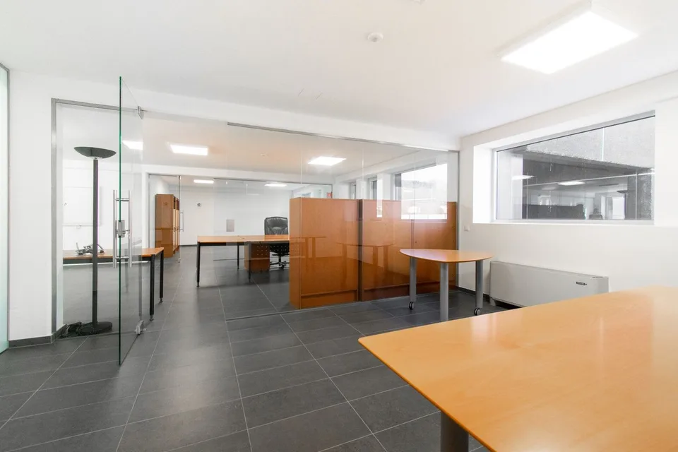 Großes möbliertes Büro in strategischer Lage – Foto 8 von 9