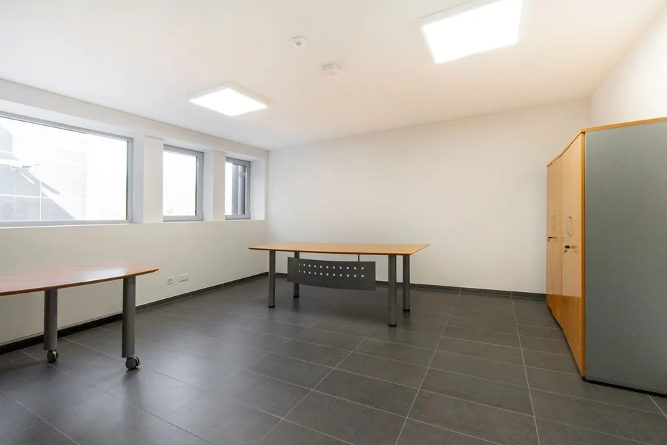 Spacious furnished office in strategic location