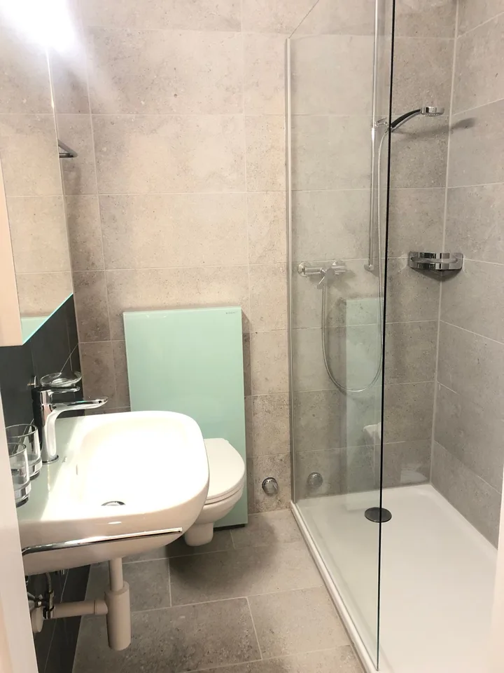 Moderne Wohnung, nahe bei allen Annehmlichkeiten, ideal für eine Person