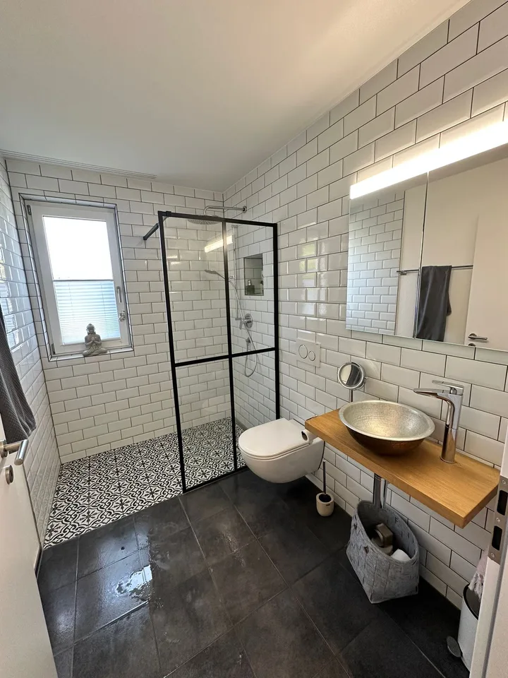 Appartamento moderno 4.5 locali con posto a sedere in giardino a Forch – certificato Minergie