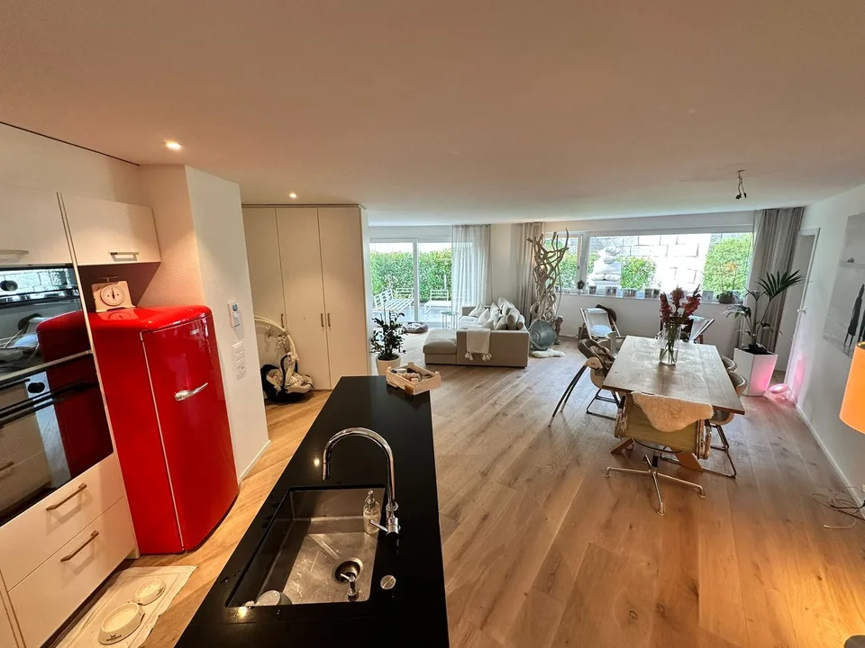 Appartamento moderno 4.5 locali con posto a sedere in giardino a Forch – certificato Minergie