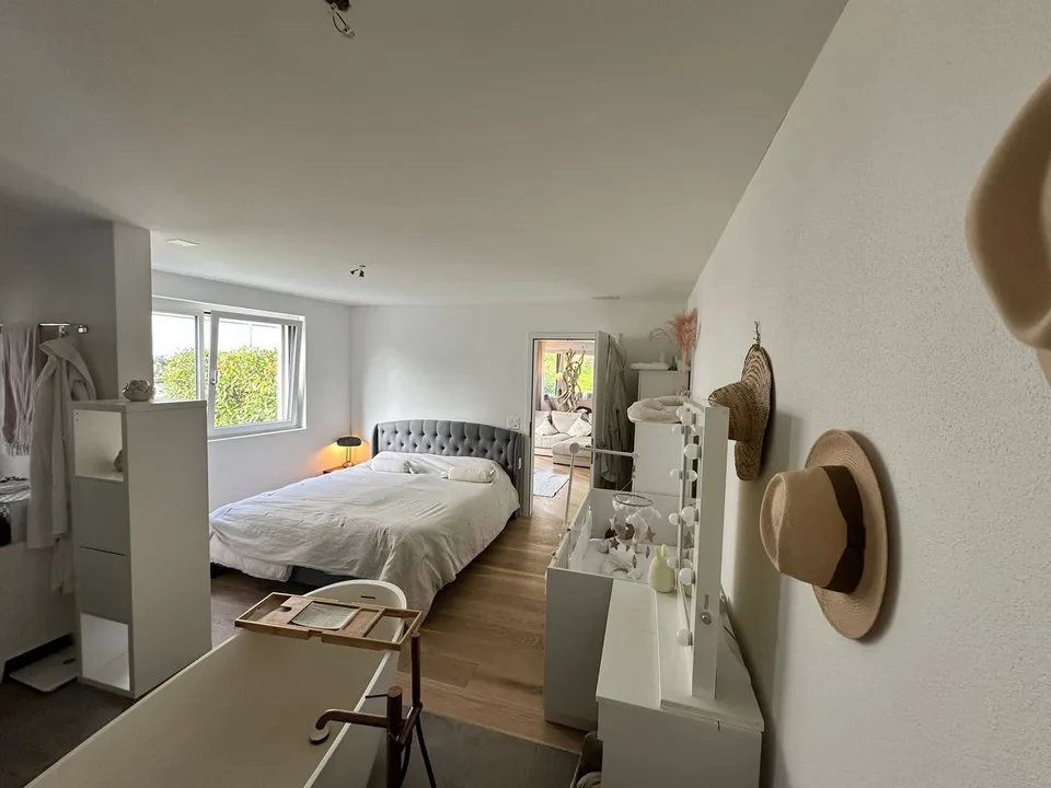 Appartamento moderno 4.5 locali con posto a sedere in giardino a Forch – certificato Minergie
