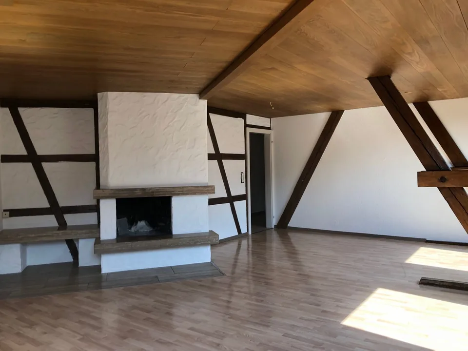 Charmante 3,5-Zimmer-Dachwohnung an zentraler Lage