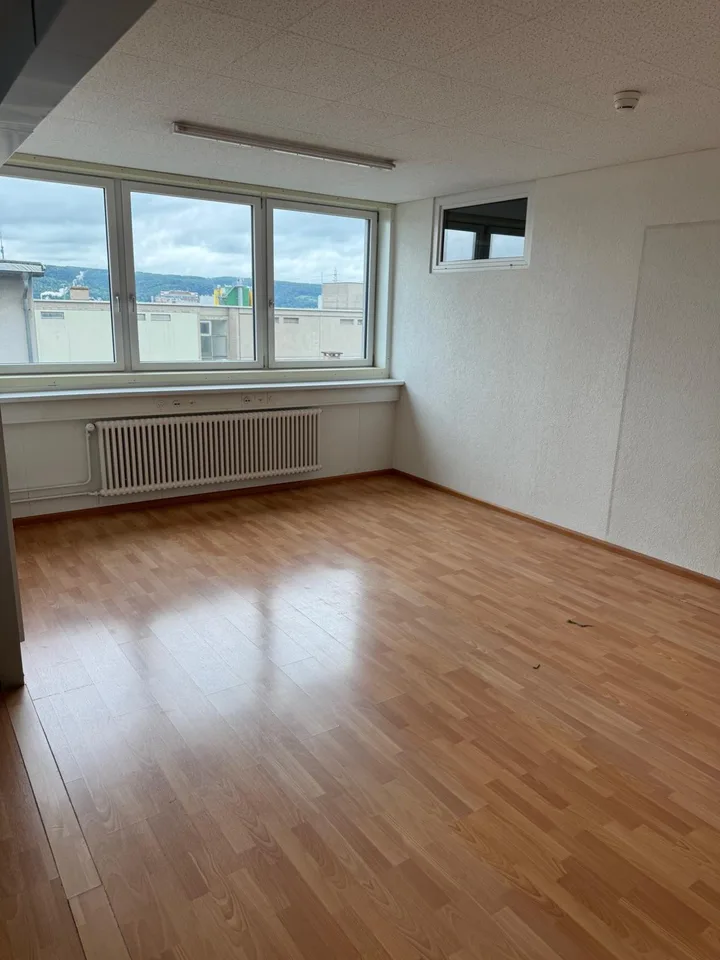 Spazio ufficio/commerciale moderno in affitto a Muttenz - 400m² (Farnsburgerstrasse 8)