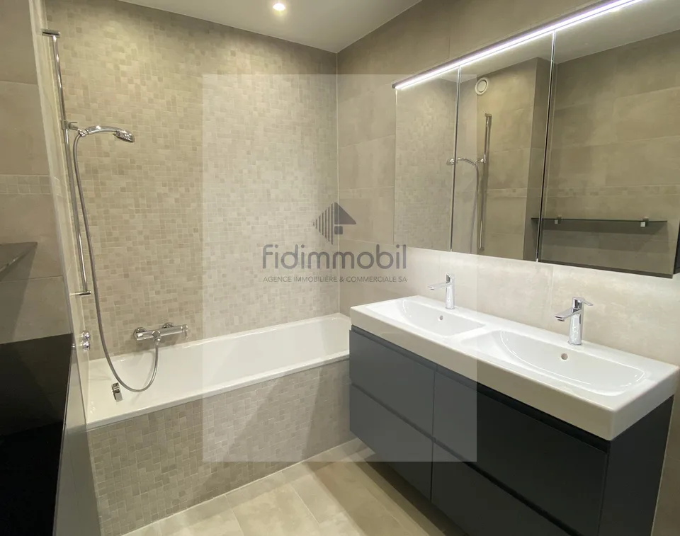 APARTMENT COMPLETELY RENOVATED WITH BREATHTAKING VIEW OF THE LAKE – photo 8 of 10