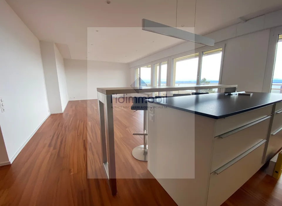 GANZES APPARTEMENT WURDE RENOVIERET MIT ATEMBERAUBENDER AUSSICHT AUF DEN SEE