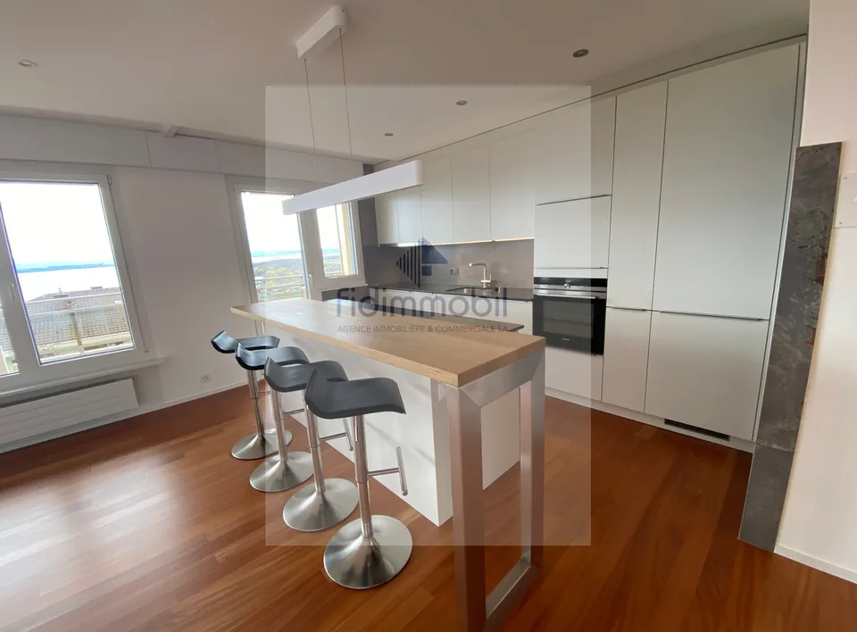 GANZES APPARTEMENT WURDE RENOVIERET MIT ATEMBERAUBENDER AUSSICHT AUF DEN SEE