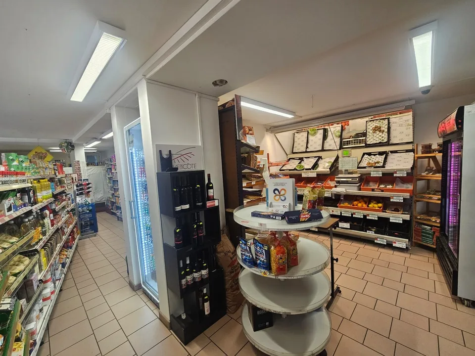 Lokal Gewerbeimmobilie von 75 m² in Froideville - Ideal für Nahversorger