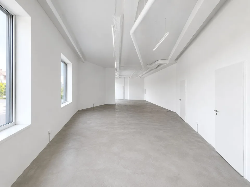 Espace commercial au rez-de-chaussée pour services, vente ou bureau !