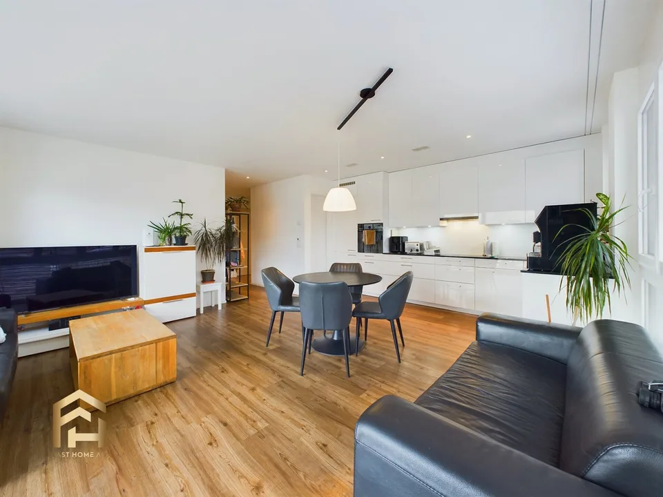 Moderne 4.5 ZWG mit grosser Terrasse und traumhafter Aussicht über Bri