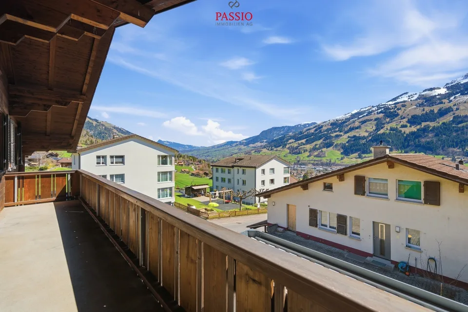 Ampio appartamento di 5 locali con vista sulle Alpi e giardino privato