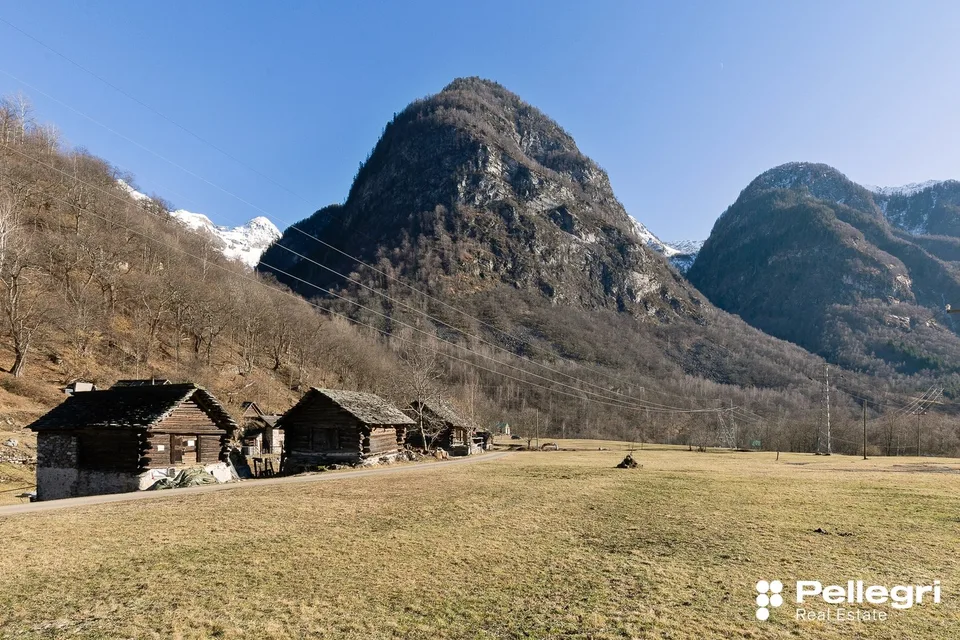 Rustico con domanda di costruzione approvata.