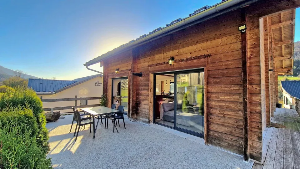 Mijoux: Recent chalet di tipo 9 con terreno