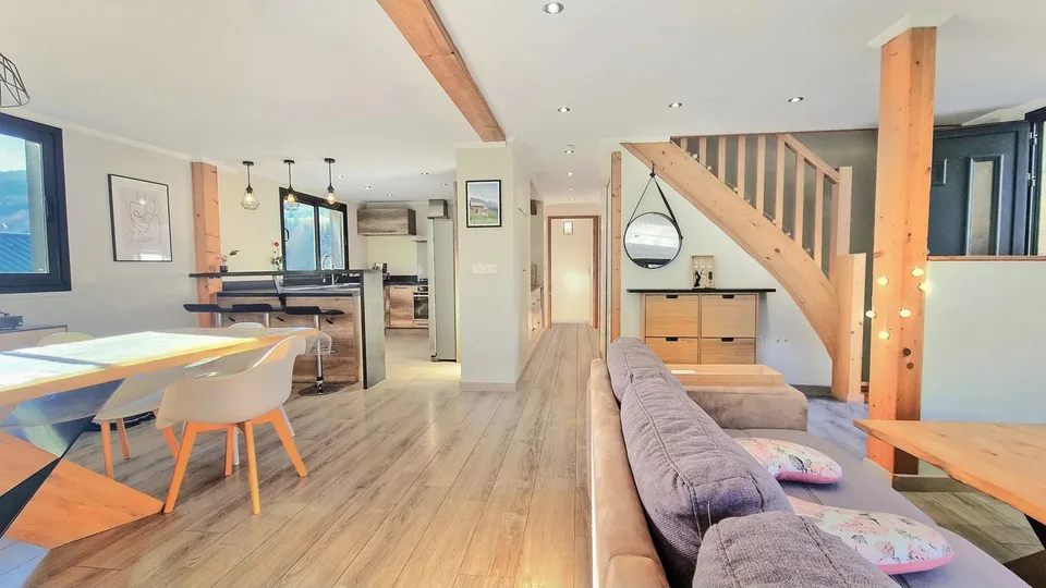 Mijoux: Recent chalet di tipo 9 con terreno