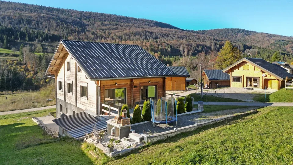 Mijoux: Recent chalet di tipo 9 con terreno