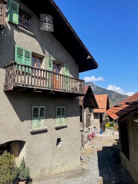 Maison de caractère au coeur du village avec vue dégagée - bon potentiel, *SMJ Habitat*
