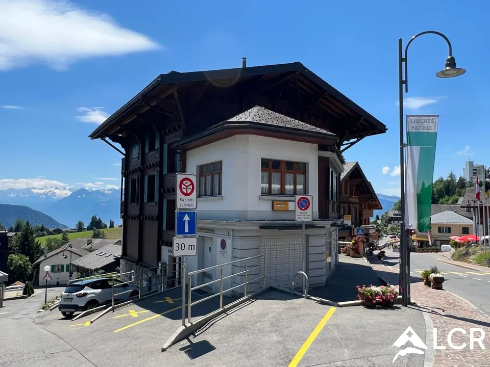 Schönes Gebäude / 2 Apartments und 2 Geschäfte / Rendite